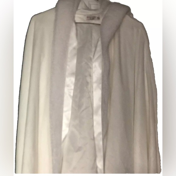 DOLLCAKE in Character Cloak Hooded White Faux Fur Cape Size XL - Picture 6 of 15